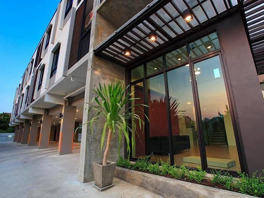 The Plubpla Serviced Apartment Bangkok Esterno foto