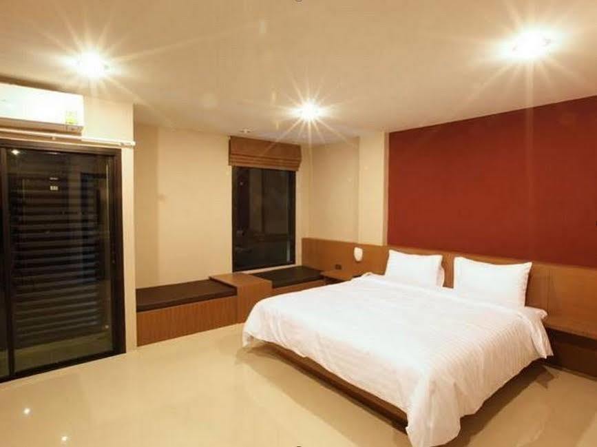 The Plubpla Serviced Apartment Bangkok Esterno foto
